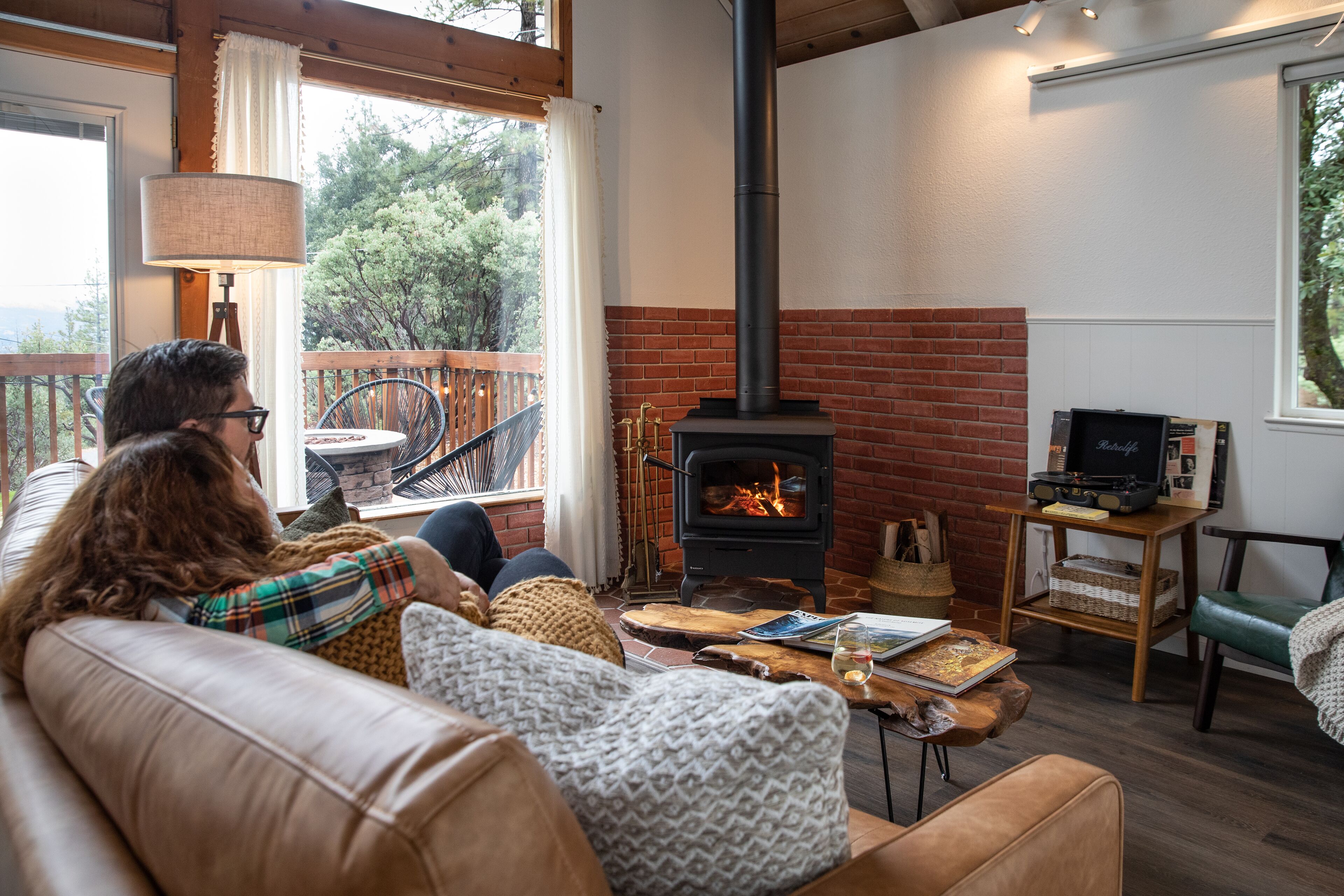 TV connectée, cheminée, livres, médiathèque