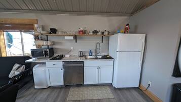 Kylskåp, mikrovågsugn, spishäll och diskmaskin