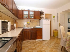 ثلاجة، ميكروويف، فرن، موقد طهي مسطح