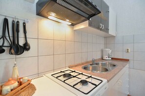 Kühlschrank, Ofen, Herdplatte, Wasserkocher mit Kaffee-/Teezubehör