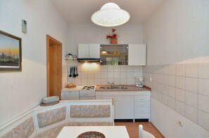 Kühlschrank, Ofen, Herdplatte, Wasserkocher mit Kaffee-/Teezubehör