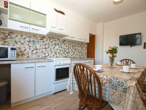 Refrigerador, microondas, horno, placa de cocina