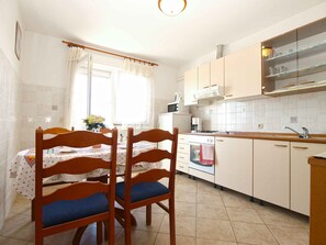 Fridge, microwave, oven, stovetop - Holiday apartment with air conditioning (Pula)