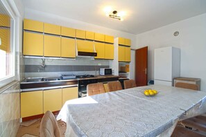Refrigerador, horno, parrilla de estufa y utensilios de cocina 