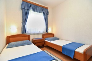 2 bedrooms, iron/ironing board, travel crib