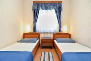 2 bedrooms, iron/ironing board, travel cot