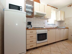 Frigorífico, microondas, horno y placa de cocina