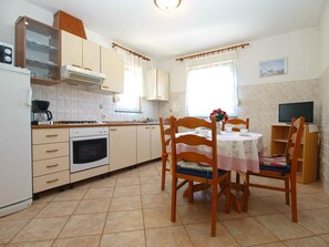 Køleskab, mikrobølgeovn, ovn, kogeplade