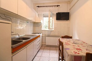 Fridge, oven, stovetop, cookware/dishes/utensils - Holiday apartment with air conditioning (Pula)
