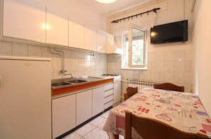 Fridge, oven, stovetop, cookware/dishes/utensils - Holiday apartment with air conditioning (Pula)