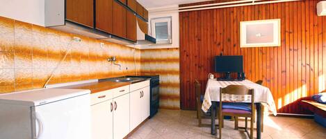 Réfrigérateur, four, plaque de cuisson