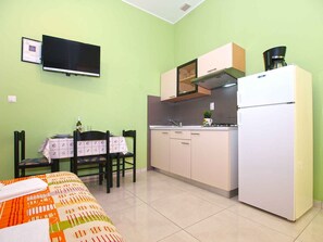 Frigorífic, placa de cuina i cafetera i tetera 