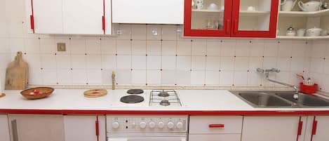 Kylskåp, ugn och spishäll