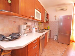 Kühlschrank, Ofen, Herdplatte, Wasserkocher mit Kaffee-/Teezubehör