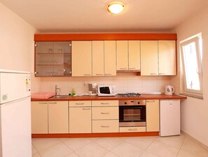 冰箱、微波炉、烤箱、炉灶