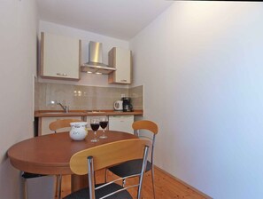 Fridge, stovetop, coffee/tea maker, cookware/dishes/utensils - Holiday apartment with air conditioning (Fažana)