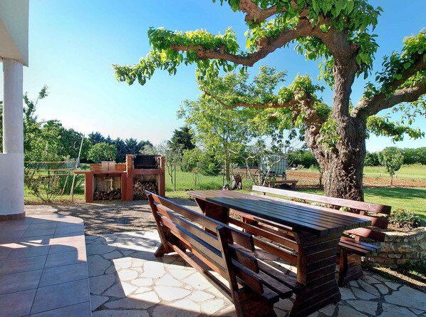 Outdoor dining - Holiday apartment with air conditioning (Fažana)