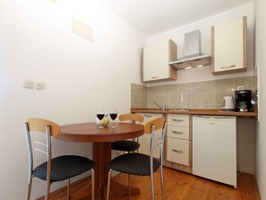 Jääkaappi, liesi, kahvin-/teenkeitin