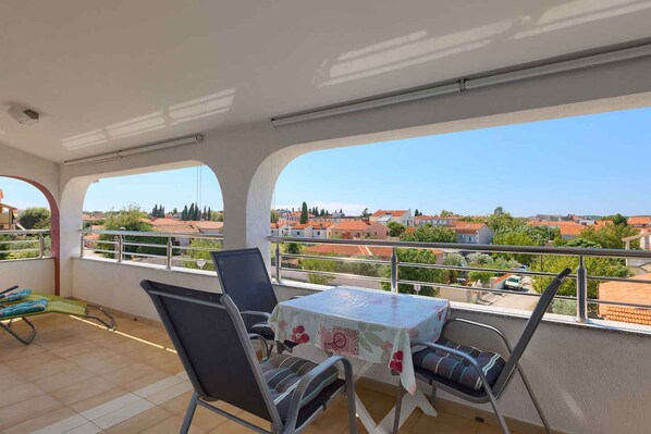 Outdoor dining - Holiday apartment with air conditioning (Fažana)