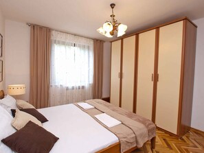 3 chambres, fer et planche à repasser, lit de bébé portatif