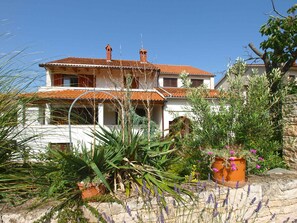 المنشأة من الخارج