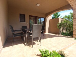 屋外ダイニングエリア