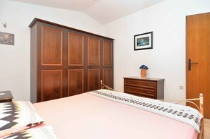 2 bedrooms, iron/ironing board, travel crib