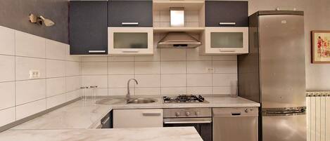 Réfrigérateur, four, plaque de cuisson