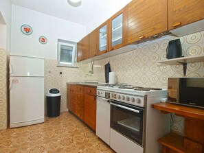 Fridge, microwave, oven, stovetop - Holiday apartment with air conditioning (Valbandon)