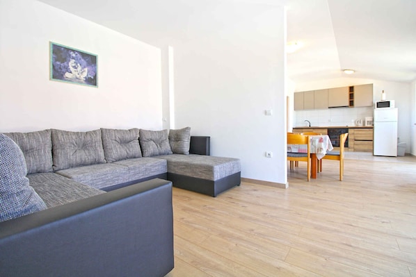 TV - Holiday apartment with barbecue and shared garden (Fažana)