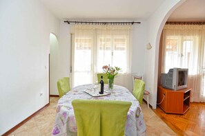 Dining - Holiday apartment mit Terrasse (Valbandon)