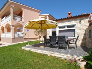Outdoor dining - Holiday apartment with air conditioning (Fažana)