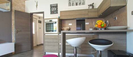 Geladeira, fogão, cooktop, cafeteira/chaleira