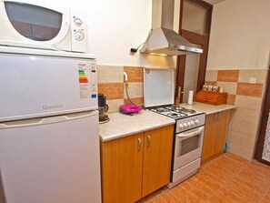 Kühlschrank, Mikrowelle, Ofen, Herdplatte