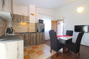 Fridge, microwave, oven, stovetop - Holiday apartment with air conditioning (Fažana)