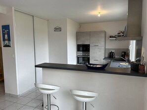 Kühlschrank, Mikrowelle, Ofen, Geschirrspüler