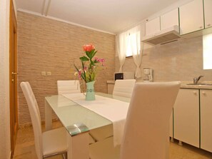 Dining - Holiday apartment with air conditioning (Peroj)