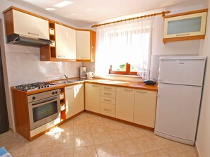 Frigorifero, forno, piano cottura, macchina per tè/caffè