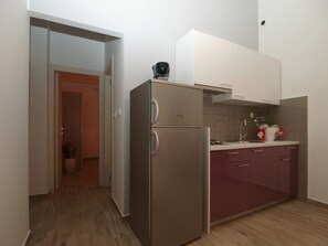 冷蔵庫、コンロ、調理器具と食器