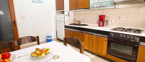 Refrigerador, microondas, horno, placa de cocina