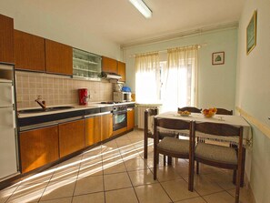 Fridge, microwave, oven, stovetop - Holiday apartment with air conditioning (Pula)