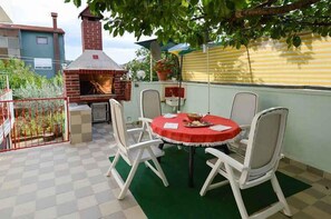 Outdoor dining - Holiday apartment with air conditioning (Pula)
