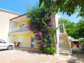 Property grounds - Holiday apartment with air conditioning (Pula)