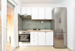 Fridge, oven, stovetop - Holiday apartment with air conditioning (Štinjan)