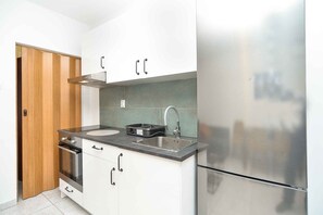 Fridge, oven, stovetop - Holiday apartment with air conditioning and pool (Štinjan)