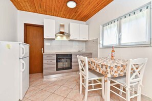 Fridge, stovetop, coffee/tea maker, cookware/dishes/utensils - Holiday apartment with air conditioning (Valbandon)