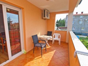 Outdoor dining - Holiday apartment with air conditioning (Štinjan)