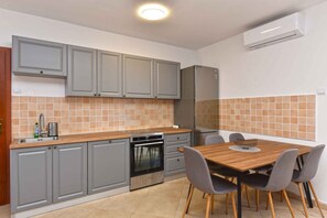 Fridge, oven, stovetop - Holiday apartment with air conditioning (Štinjan)