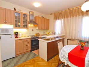 Køleskab, mikrobølgeovn, ovn, kogeplade