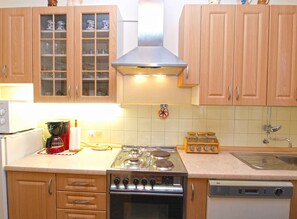 Køleskab, mikrobølgeovn, ovn, kogeplade